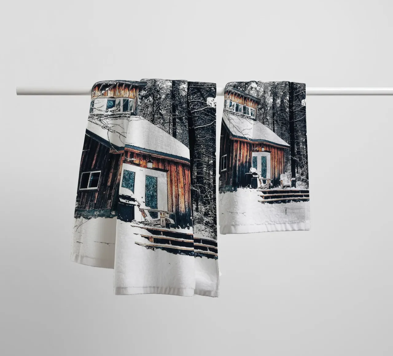 Rifugio invernale nella foresta - un ambiente rustico e accogliente asciugamano da bagno da Whole©