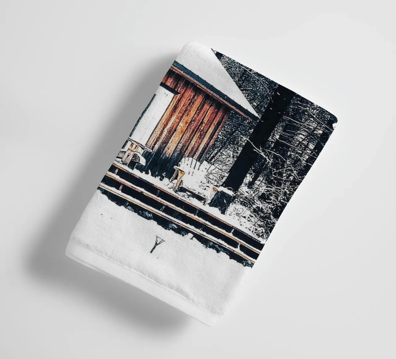 Rifugio invernale nella foresta - un ambiente rustico e accogliente asciugamano da bagno da Whole©