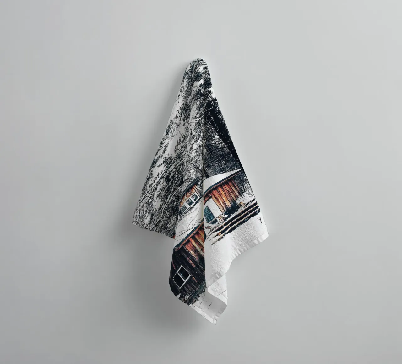 Rifugio invernale nella foresta - un ambiente rustico e accogliente asciugamano da bagno da Whole©