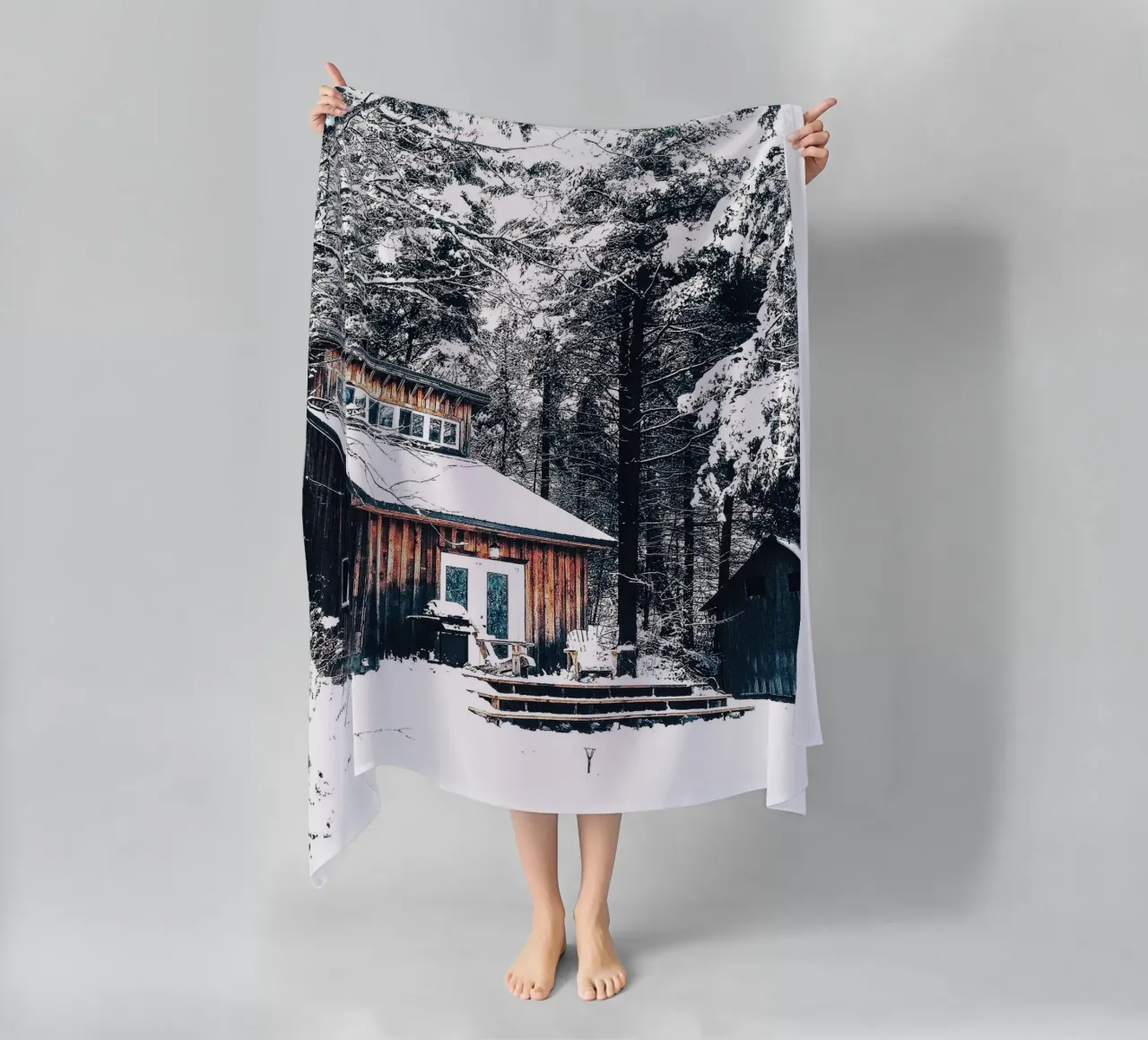 Winterhut in het bos - rustieke gezelligheid strandhanddoek van Whole©