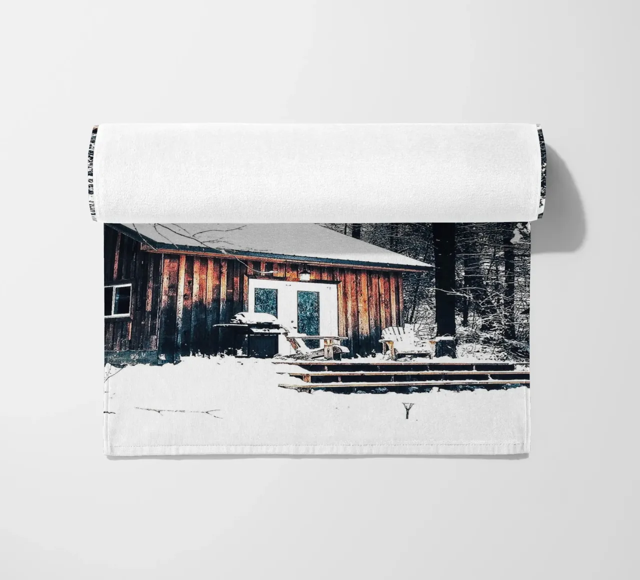 Winterhut in het bos - rustieke gezelligheid strandhanddoek van Whole©