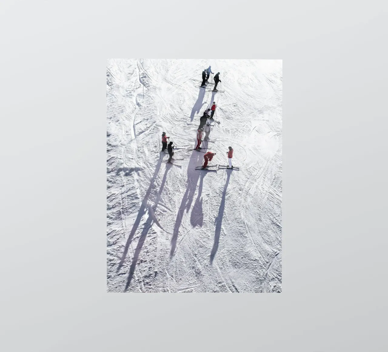 Skier in the snow - Dynamic winter motif sticker by Whole©
