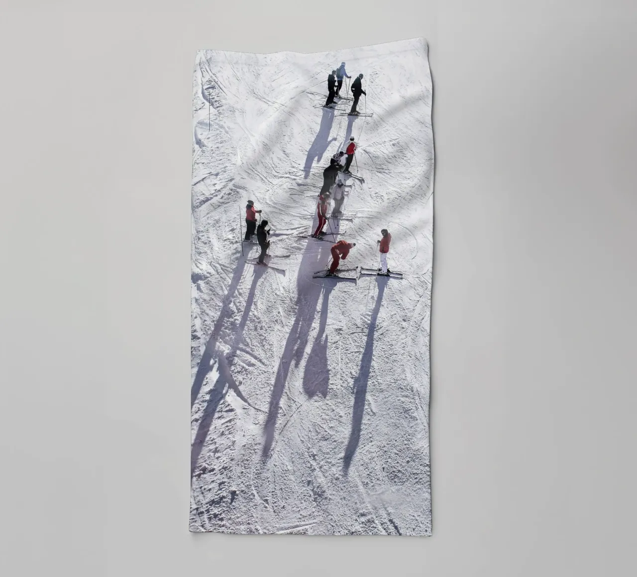 Skier in the snow - Dynamic winter motif towel by Whole©