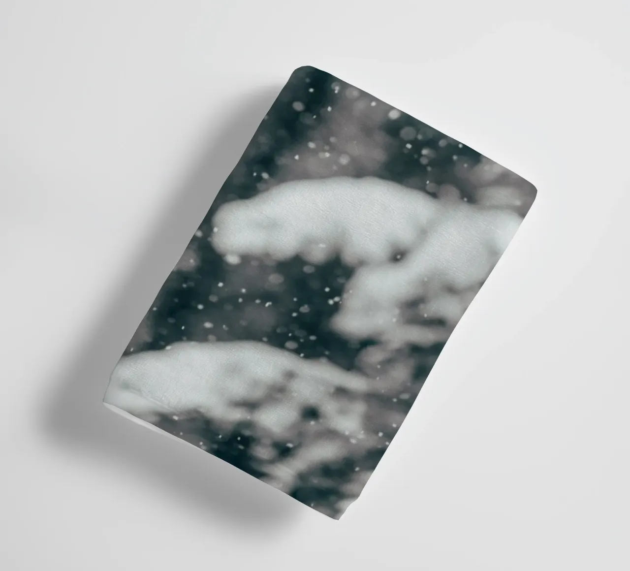 Zachte sneeuwval - winterse rust badhanddoek van Whole©