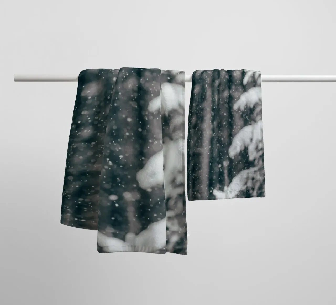 Zachte sneeuwval - winterse rust badhanddoek van Whole©