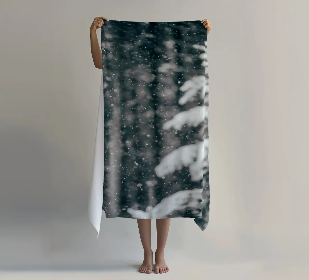 Zachte sneeuwval - winterse rust strandhanddoek van Whole©