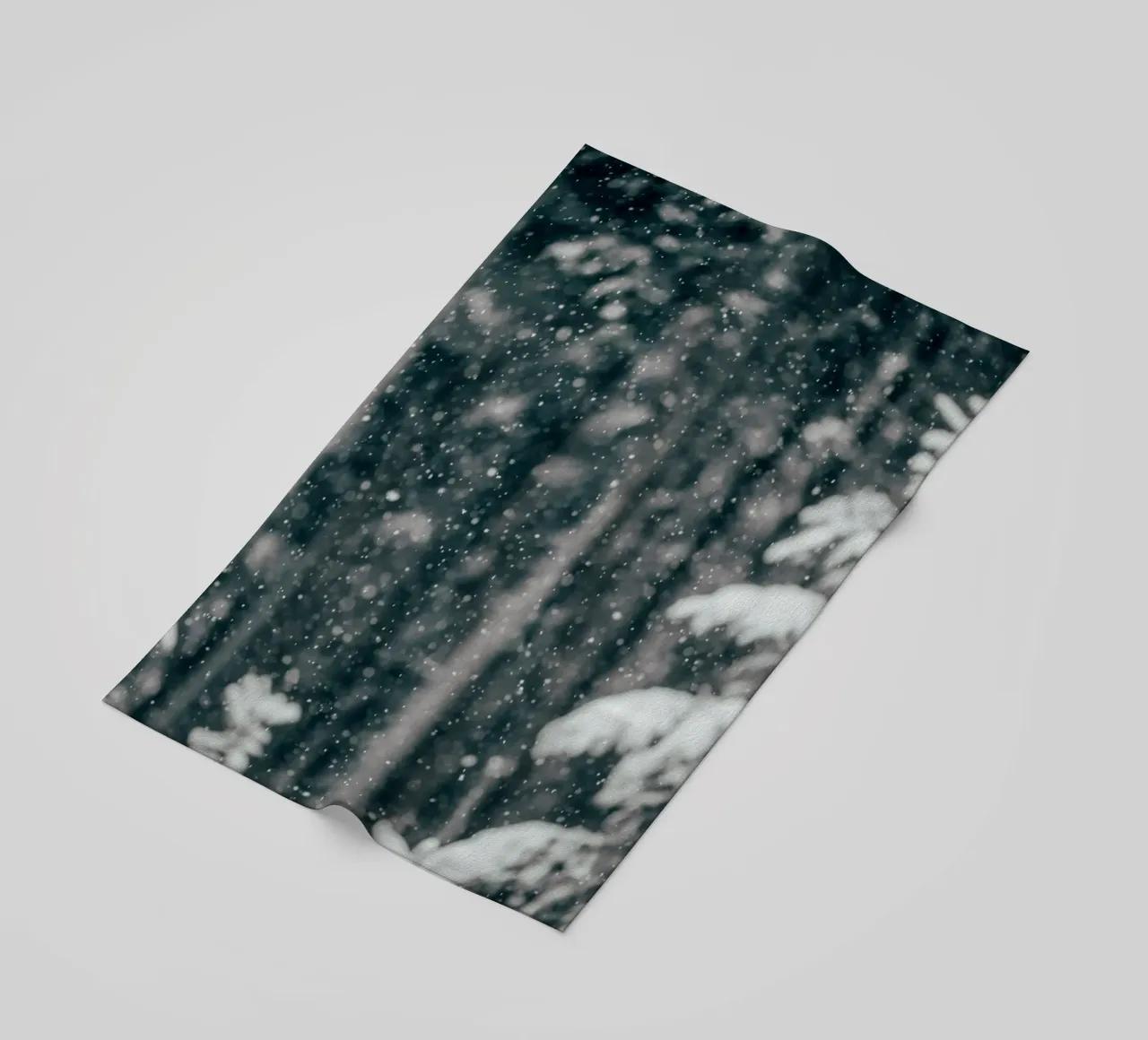Zachte sneeuwval - winterse rust strandhanddoek van Whole©