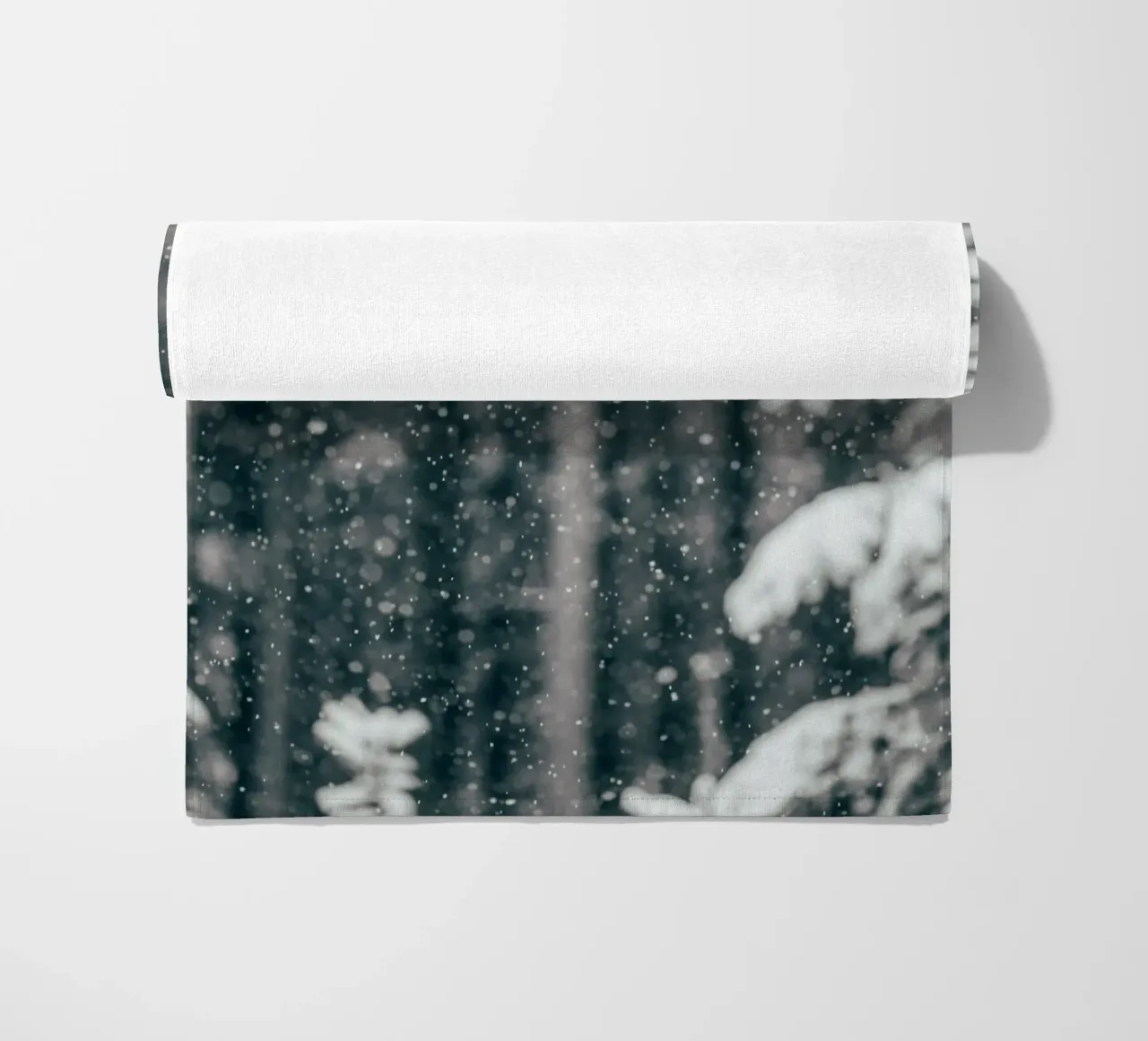 Zachte sneeuwval - winterse rust strandhanddoek van Whole©