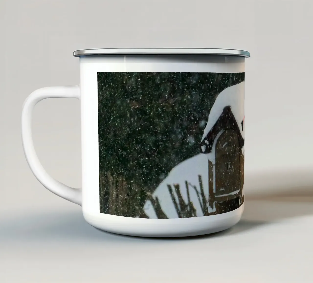 Cassetta delle lettere con la neve - Fascino invernale tazza in smalto da Whole©