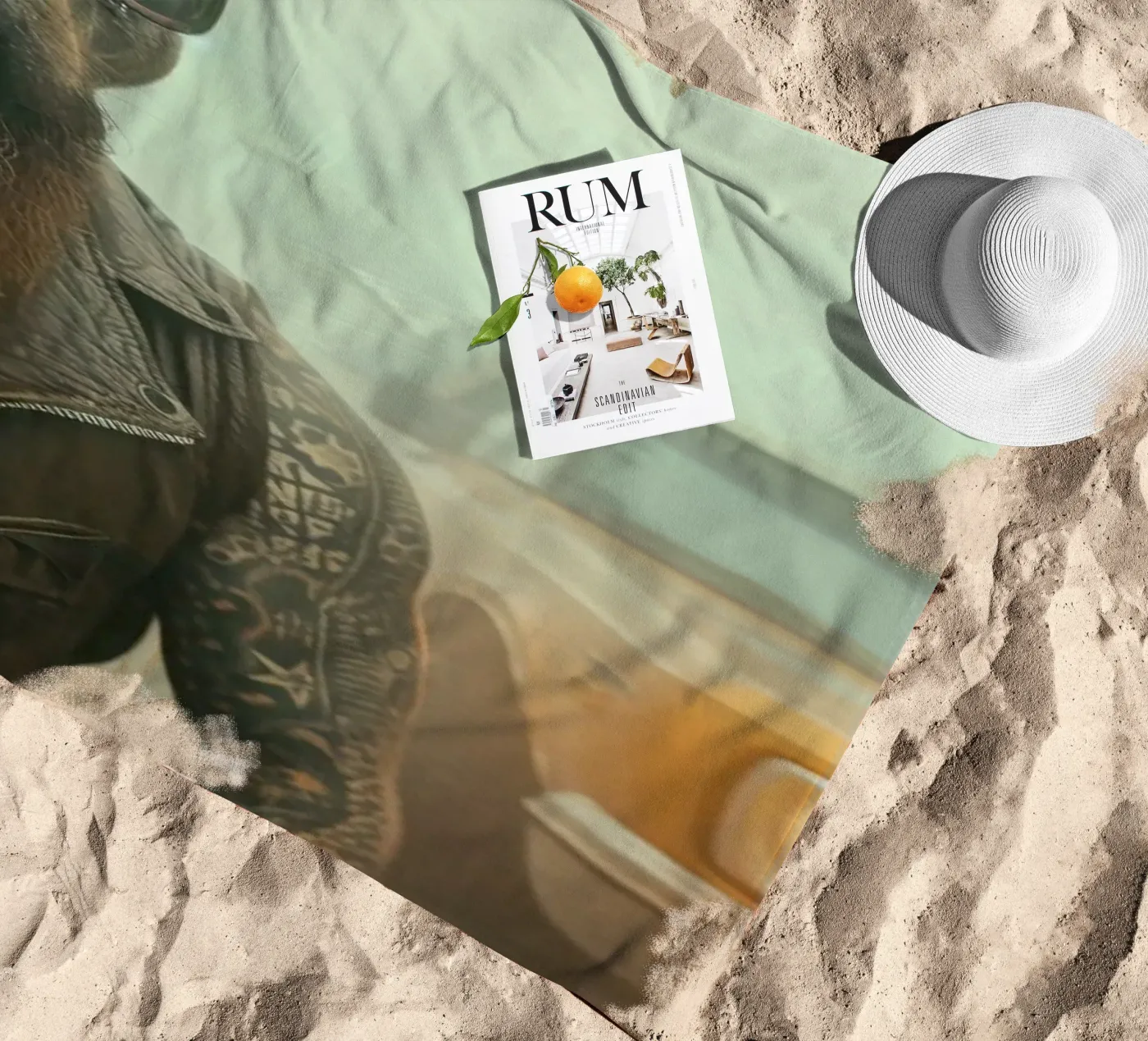 Snake Strandtuch von Affiches Chien Originales – Dogland