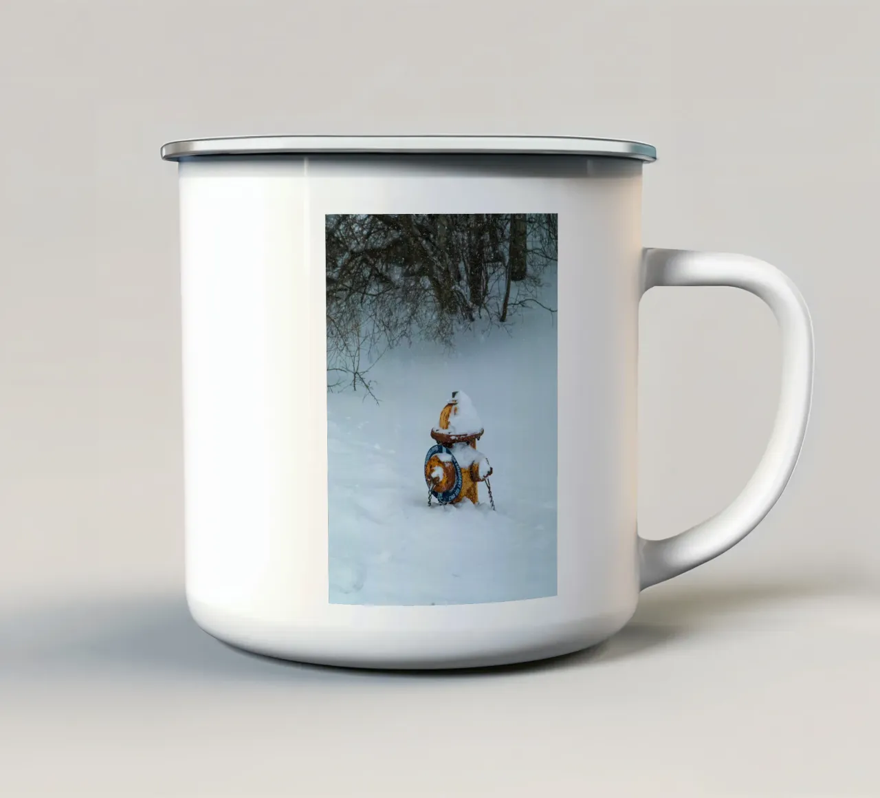 Idrante coperto di neve - Dettaglio invernale tazza in smalto da Whole©
