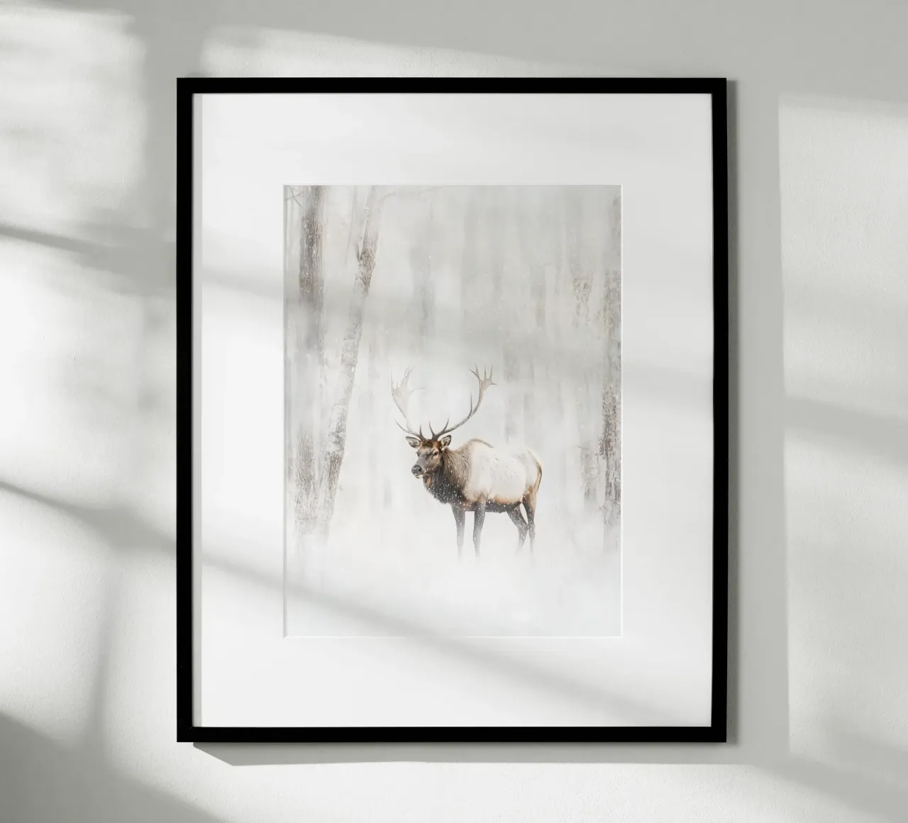 Alce in una foresta invernale innevata | Poesia nordica carta hahnemühle da Autofocus