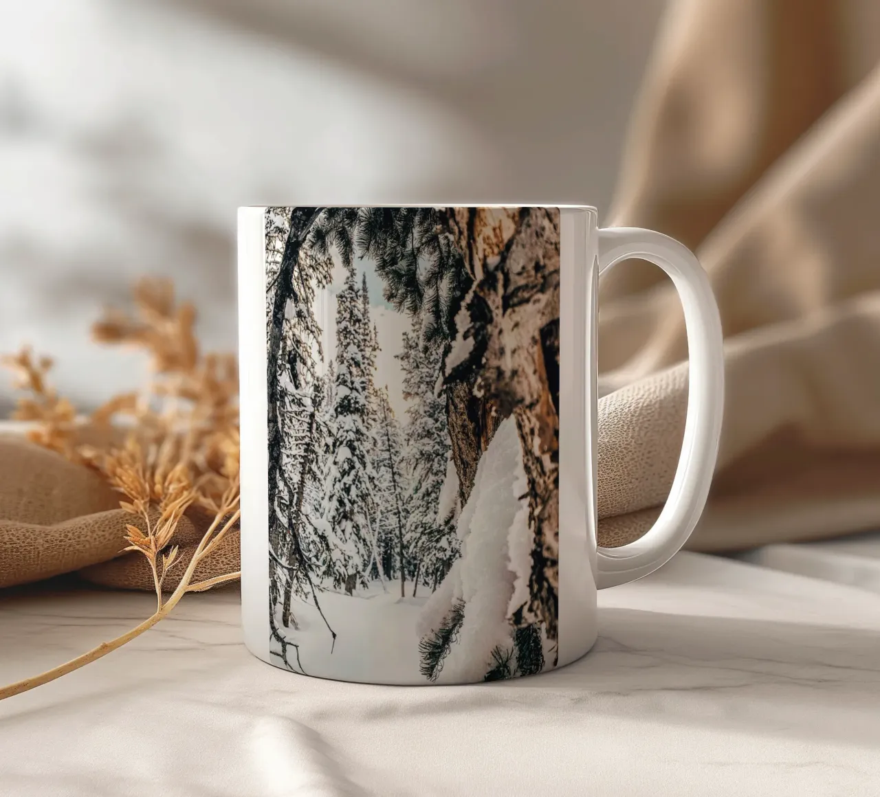 Verschneiter Wald Winterkunst Keramik Tasse von Whole©