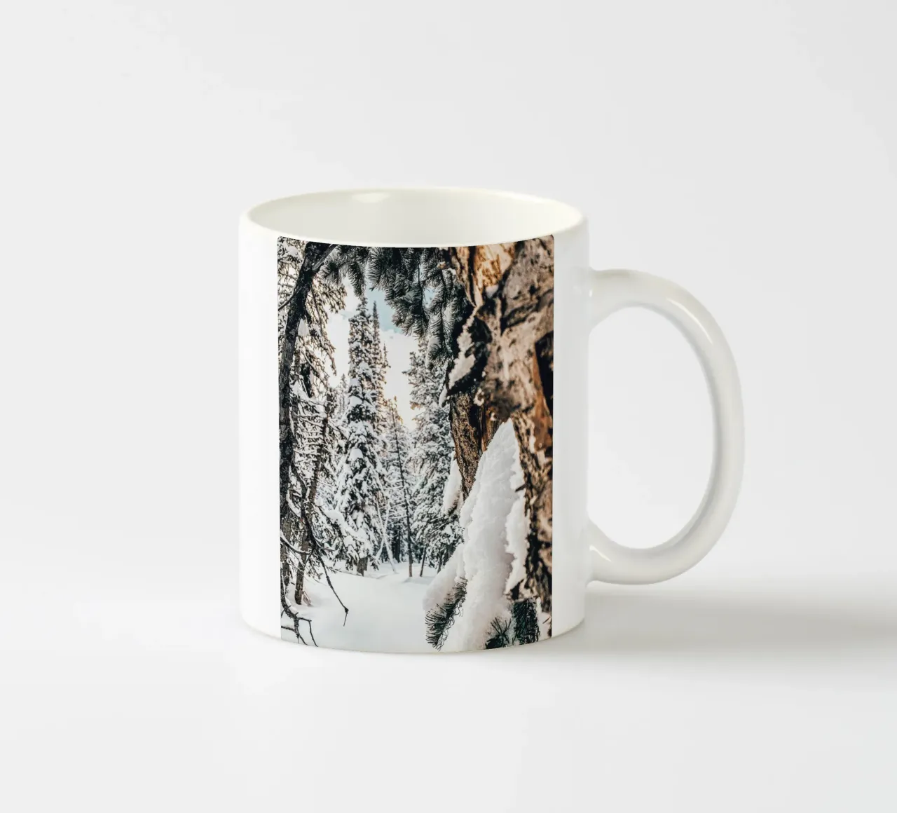 Verschneiter Wald Winterkunst Keramik Tasse von Whole©