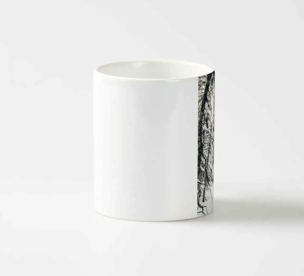 Verschneiter Wald Winterkunst Keramik Tasse von Whole©