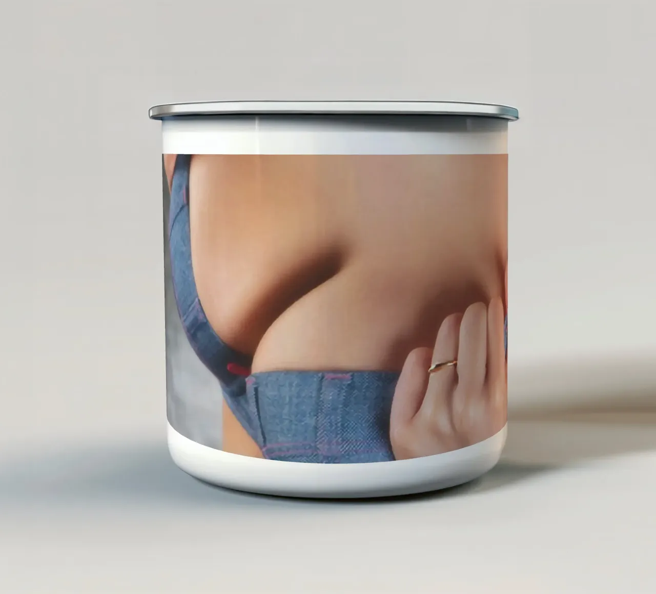 La scollatura di Sophie tazza in smalto da Dave Hare Photography