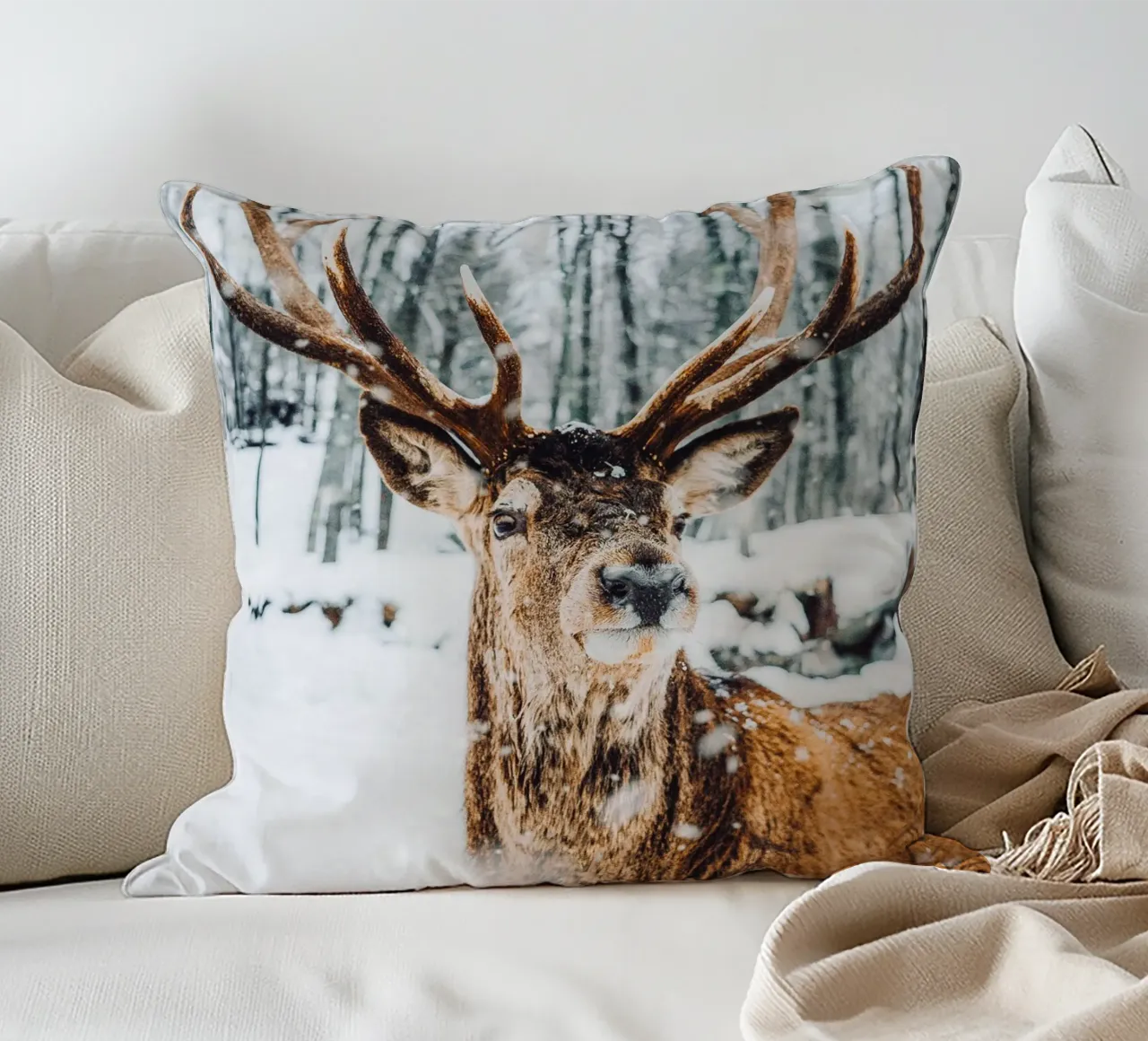 Maestoso design invernale del cervo cuscino da Whole©