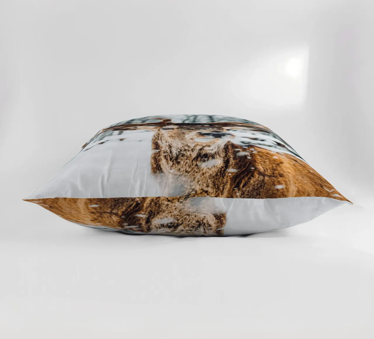 Maestoso design invernale del cervo cuscino da Whole©
