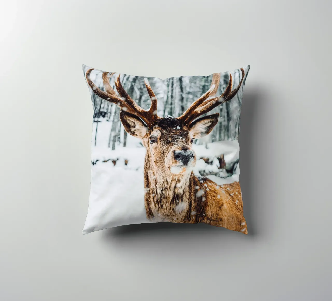 Maestoso design invernale del cervo cuscino da Whole©