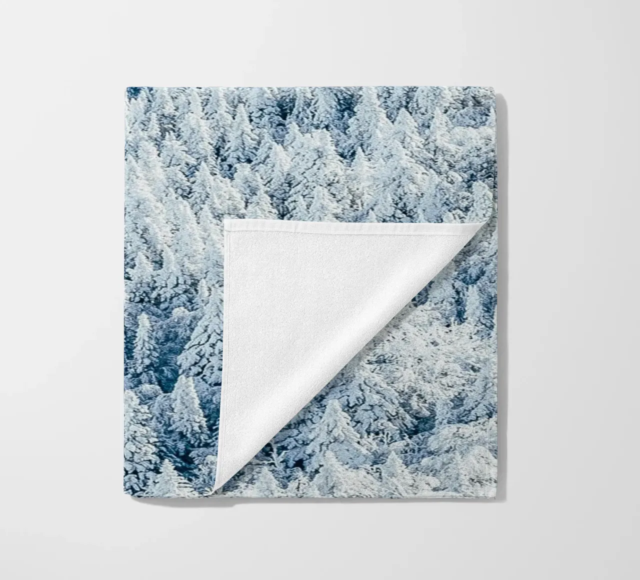 Foresta invernale innevata design natura telo mare da Whole©