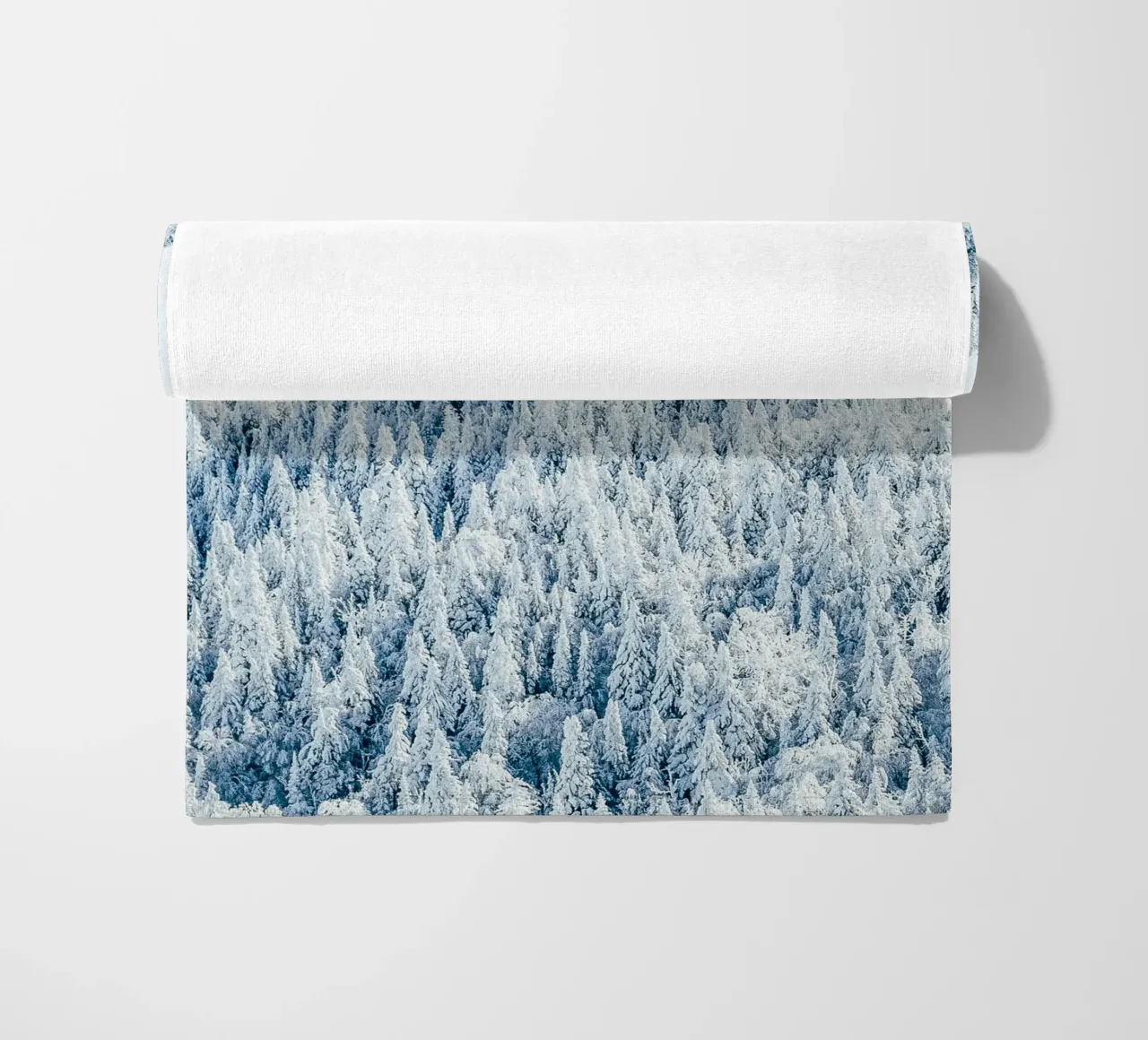 Foresta invernale innevata design natura telo mare da Whole©