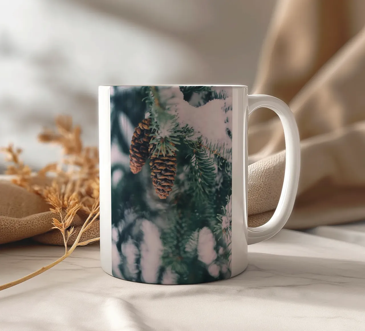 Coni di pino in inverno design natura tazza in ceramica da Whole©