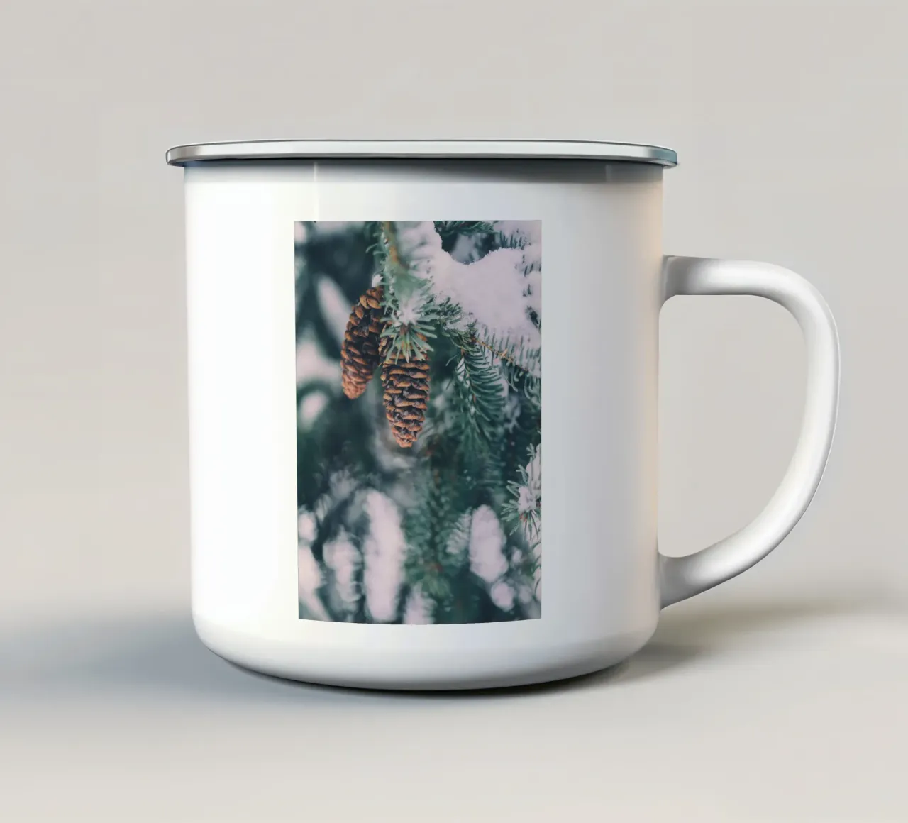 Coni di pino in inverno design natura tazza in smalto da Whole©