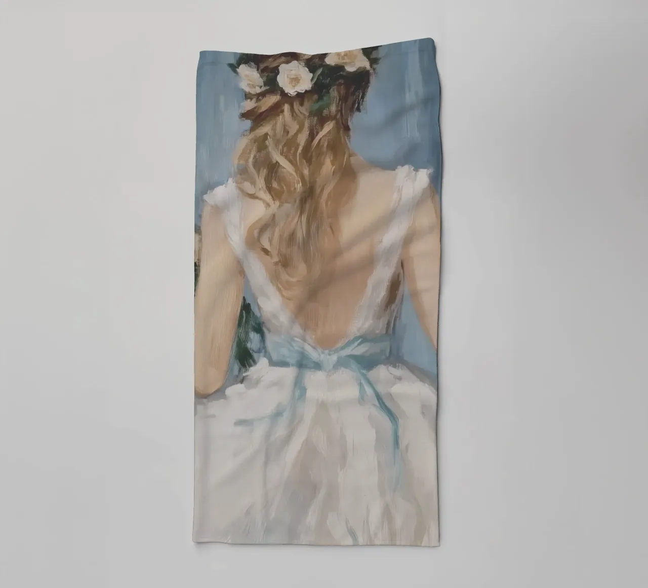 Portret met witte jurk en blauw lint badhanddoek van Melloi Art Print