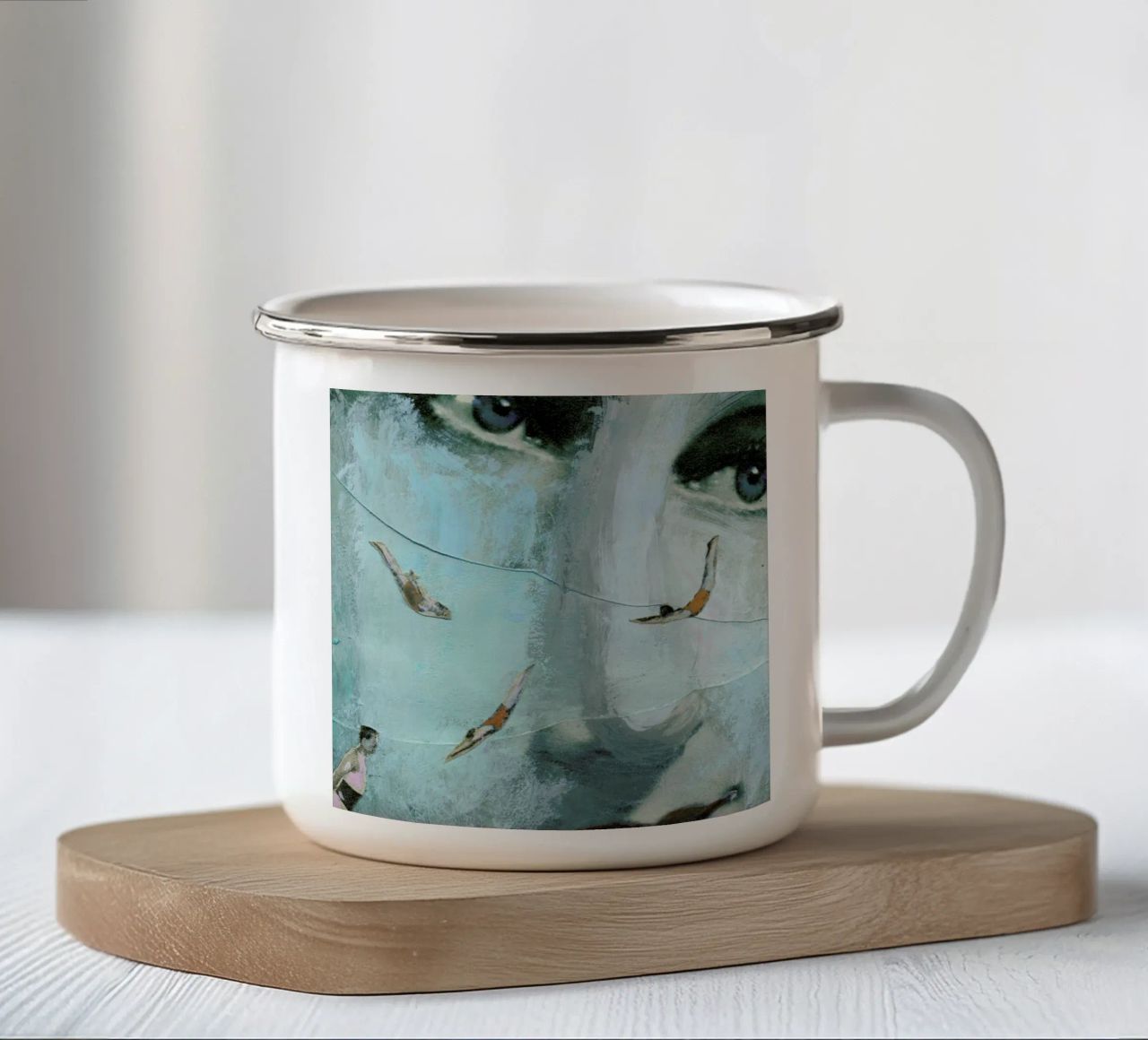 Swimmers Of the Sea tazza in smalto da Ellen Weinstein