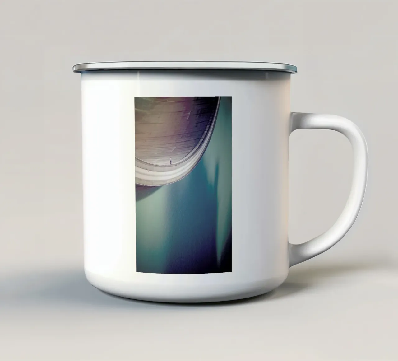 Nowadays tazza in smalto da Eugene Soloviev