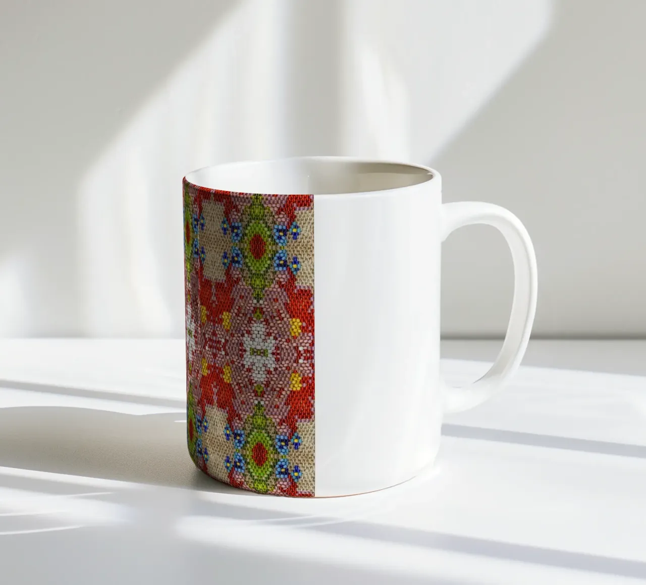 Una danza di luce e di - Modello di mosaico con perline di vetro tazza in ceramica da Curious Collections by Marielle Leenders