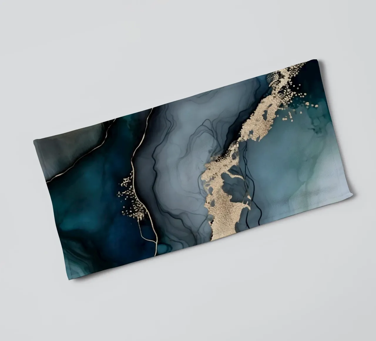 Inchiostro marmorizzato verde acqua blu oro asciugamano da bagno da Andrea Haase Modern Home