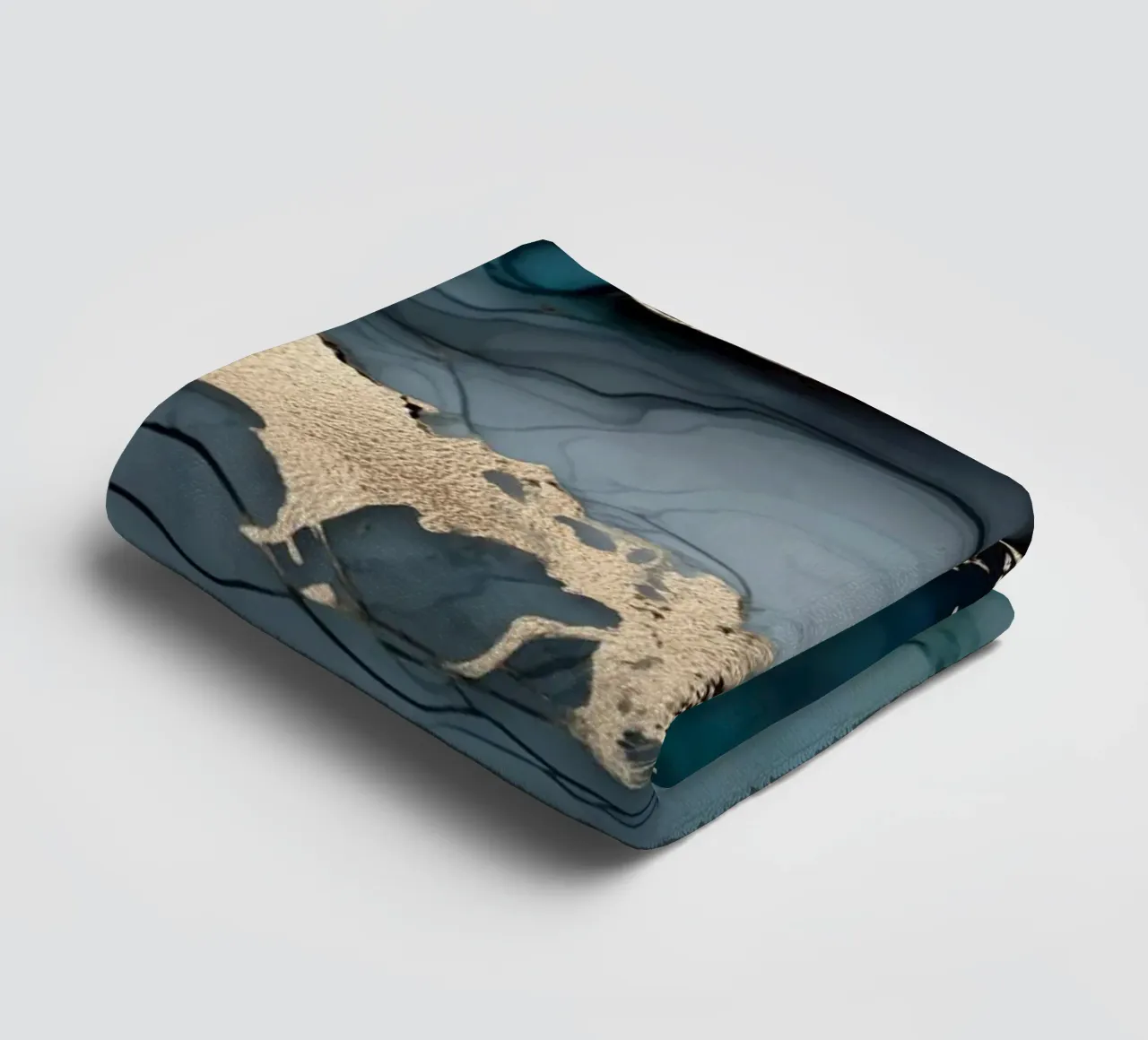 Inchiostro marmorizzato verde acqua blu oro asciugamano da bagno da Andrea Haase Modern Home