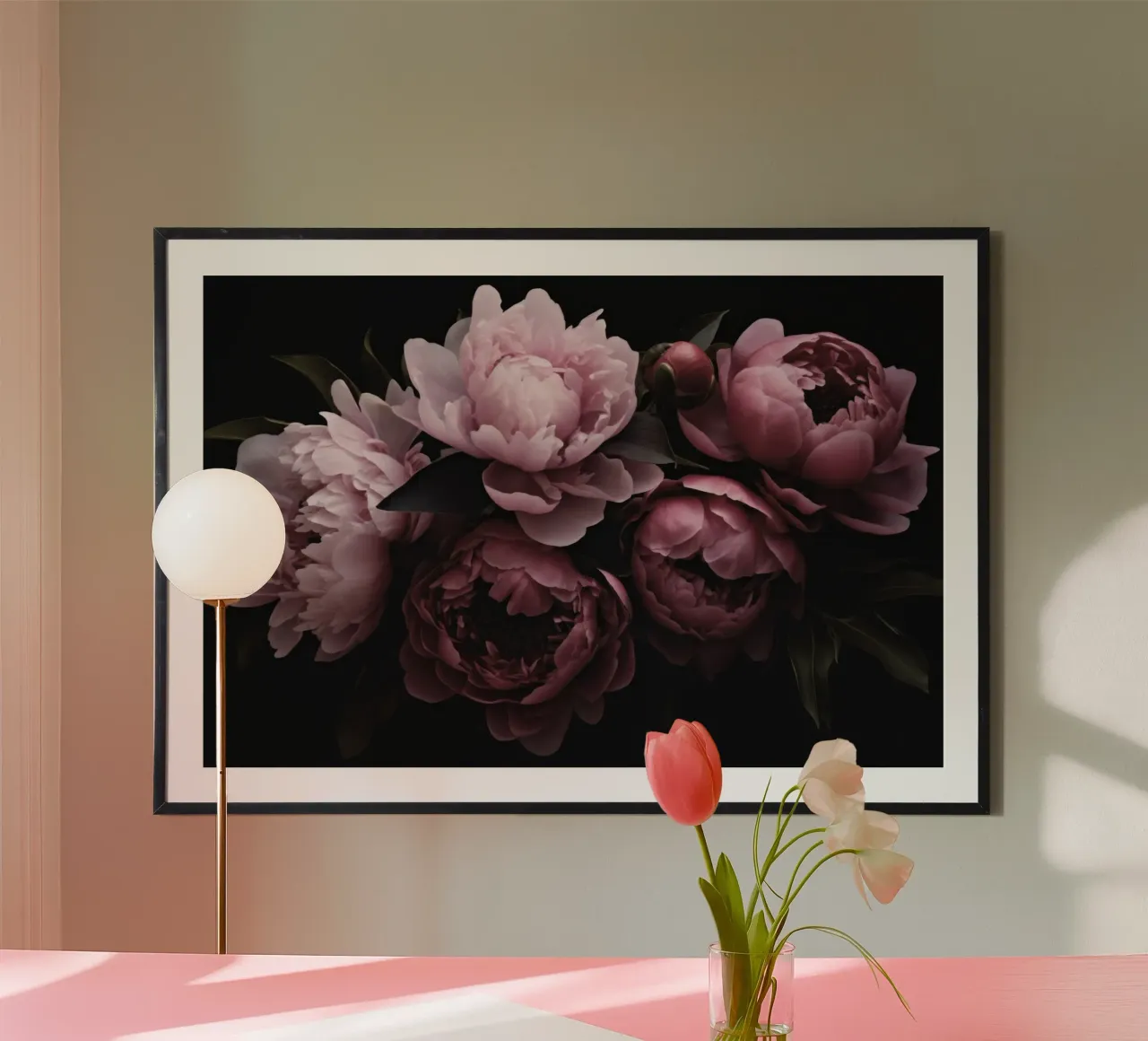 Fiori Peonie Opulenti Rosa Pastello Romantico Moody poster con telaio in plastica da Andrea Haase Floral Passion