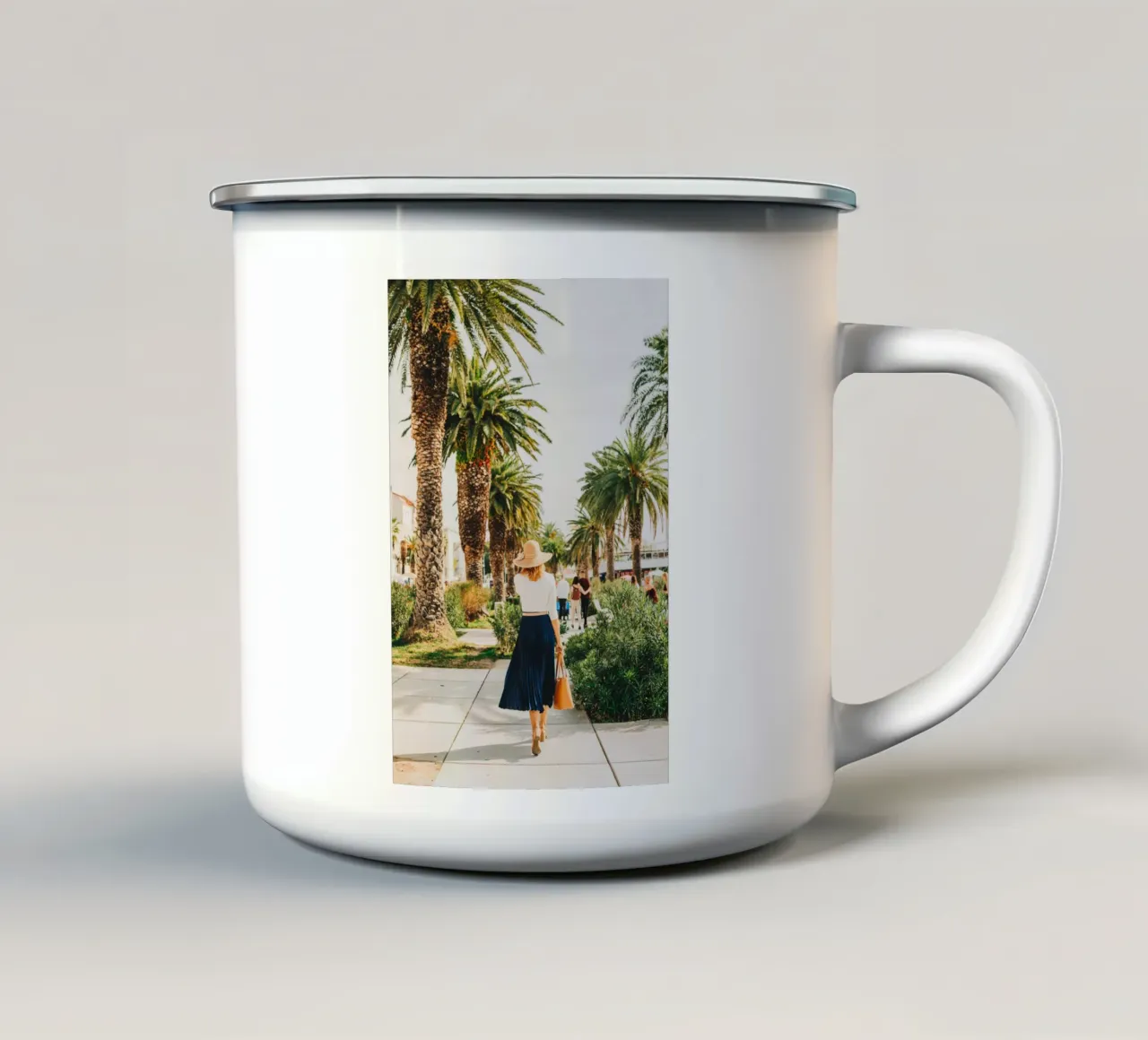 Donna elegantemente vestita con gonna e cappello in Croazia tazza in smalto da Bold and Retro