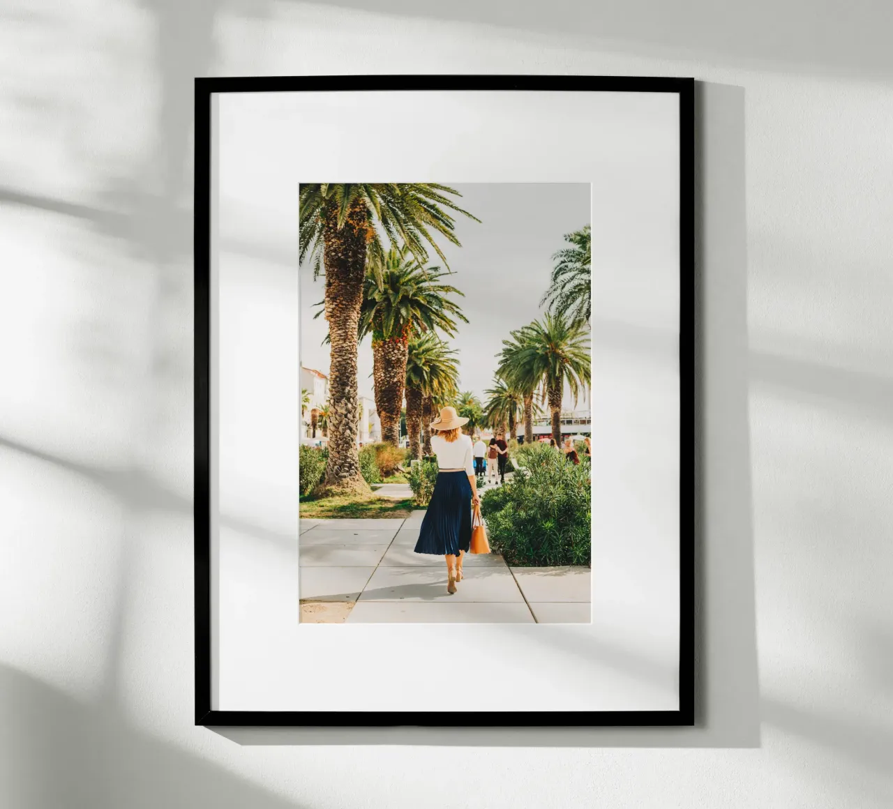 Donna elegantemente vestita con gonna e cappello in Croazia poster con telaio in legno da Bold and Retro