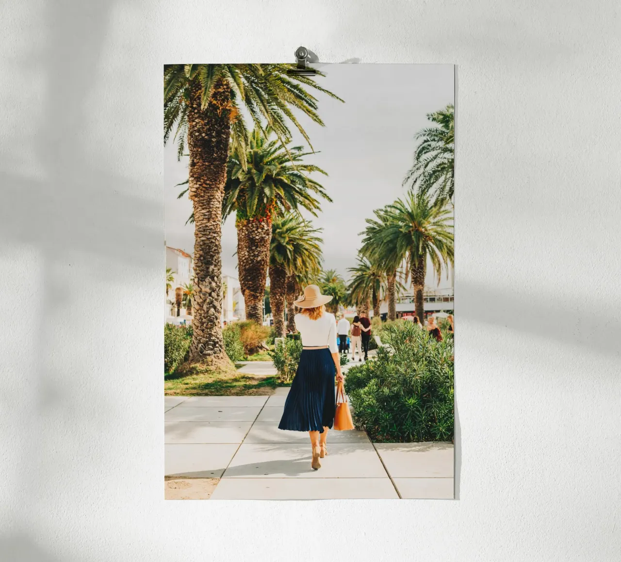 Donna elegantemente vestita con gonna e cappello in Croazia poster con telaio in legno da Bold and Retro