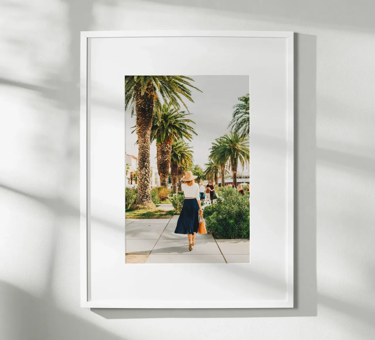 Donna elegantemente vestita con gonna e cappello in Croazia poster con telaio in legno da Bold and Retro