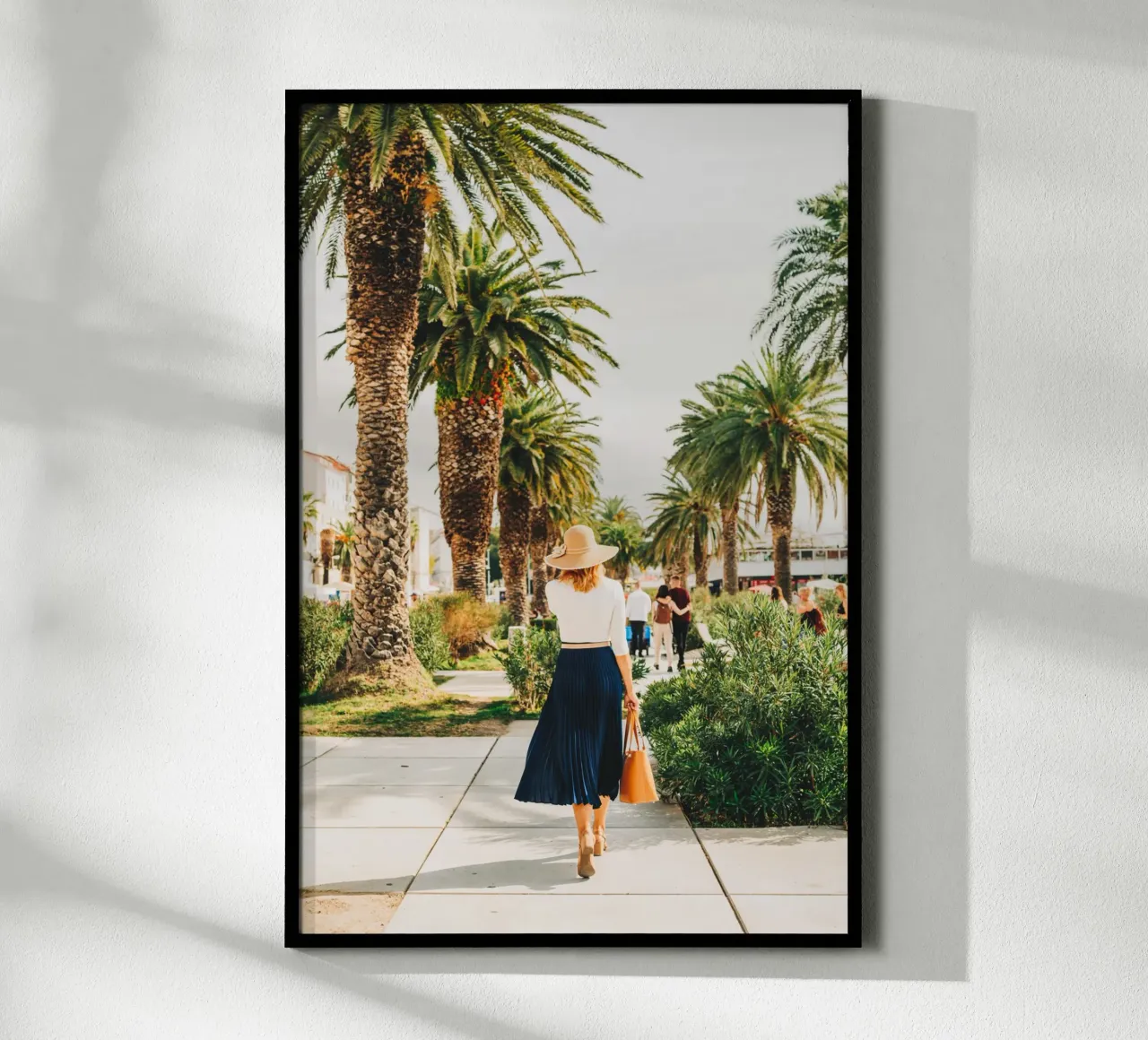 Donna elegantemente vestita con gonna e cappello in Croazia poster con telaio in legno da Bold and Retro