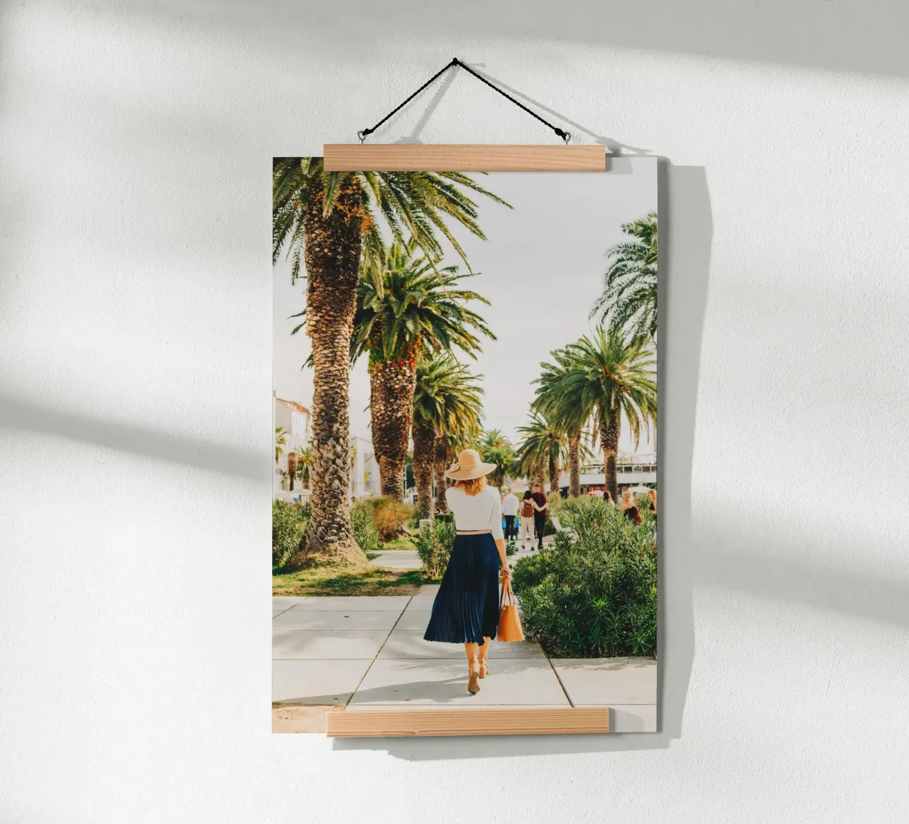 Donna elegantemente vestita con gonna e cappello in Croazia poster con telaio in legno da Bold and Retro