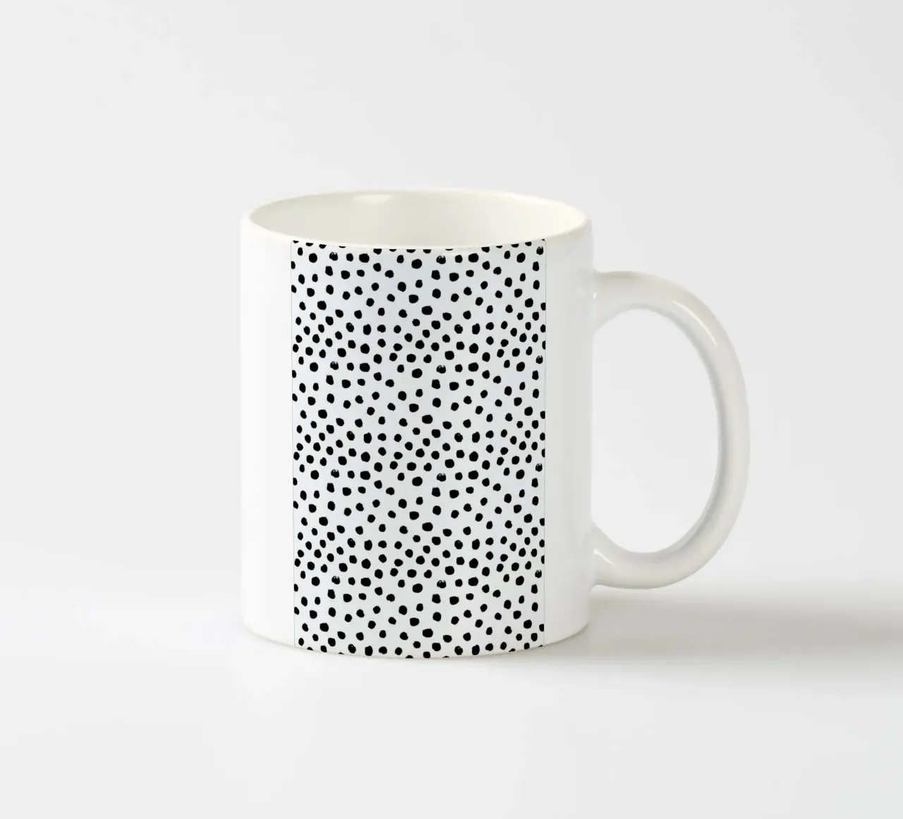 Dots Black And White tazza in ceramica da Charlotte Winter
