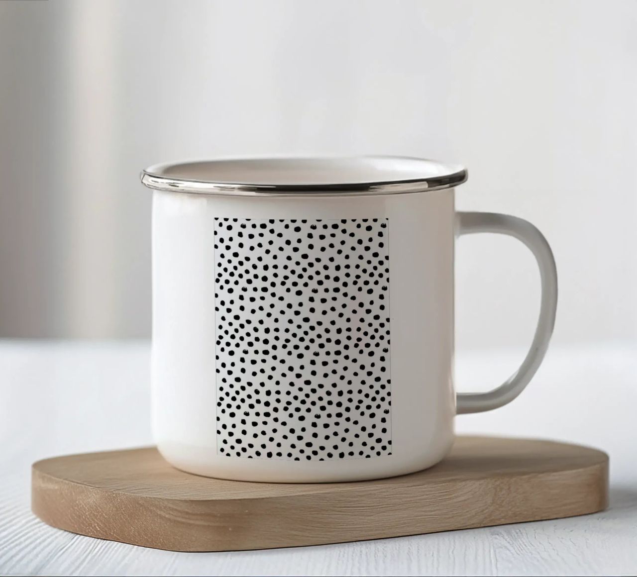 Dots Black And White tazza in smalto da Charlotte Winter