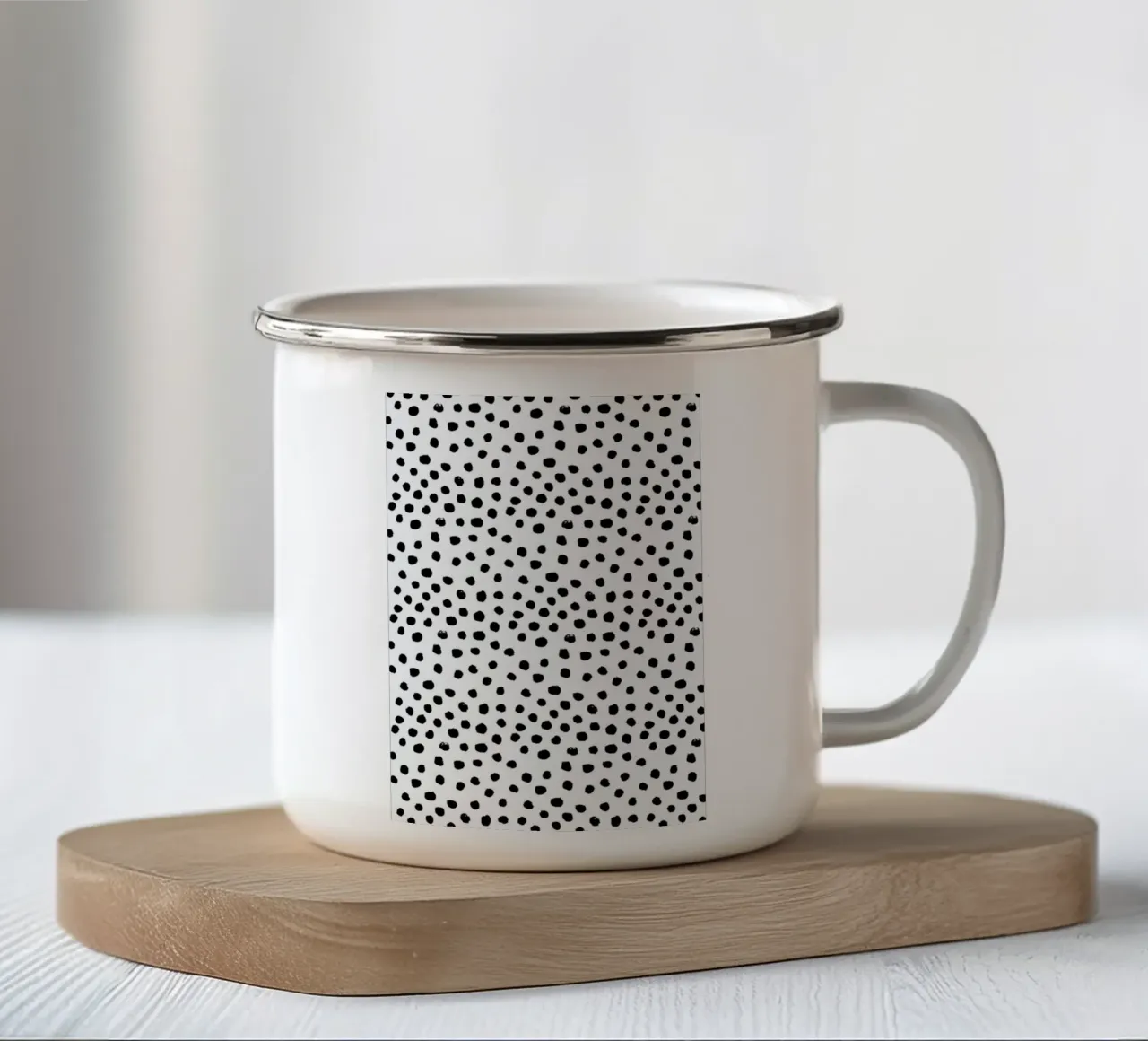 Dots Black And White tazza in smalto da Charlotte Winter