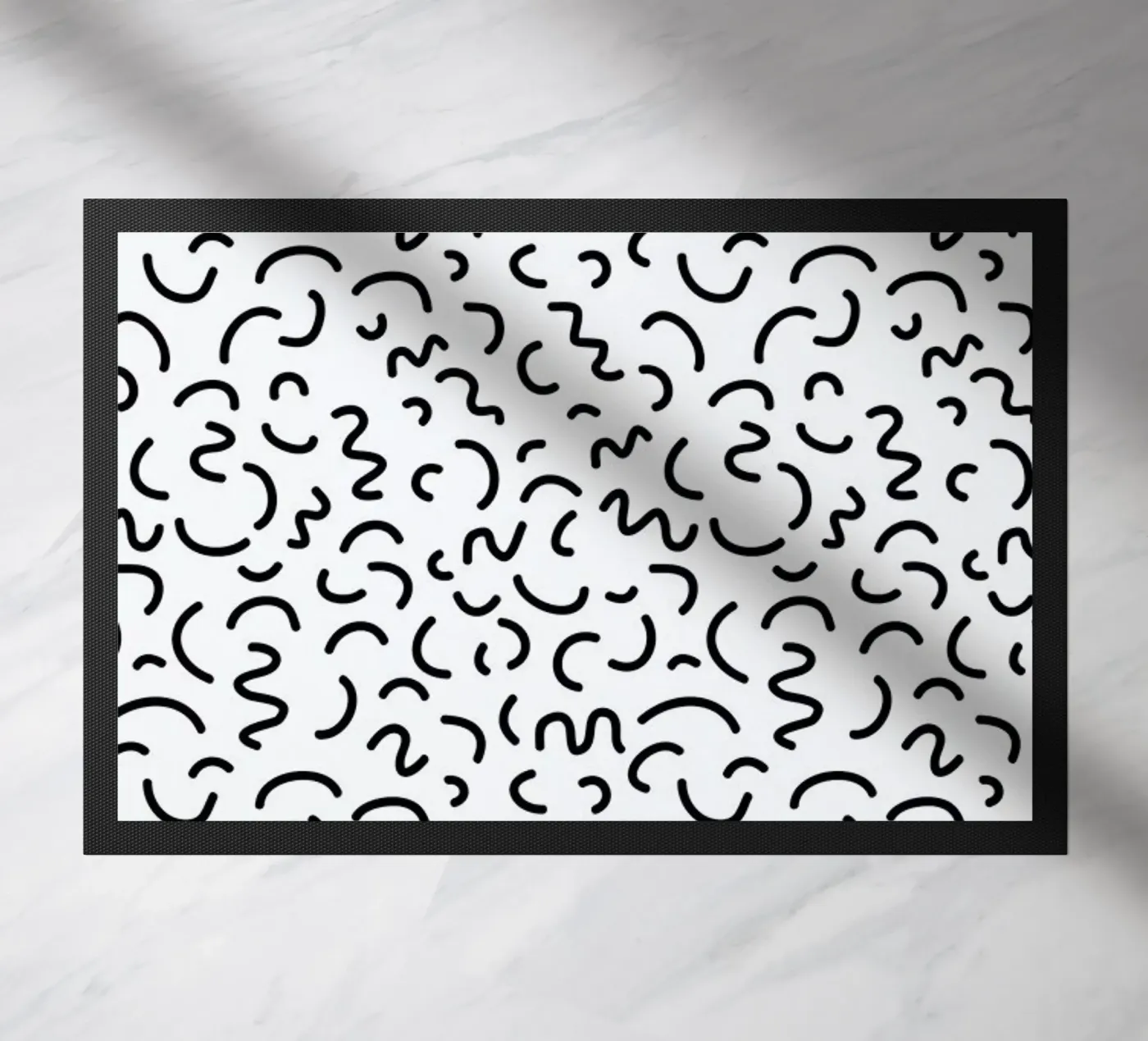 Memphis Squiggle Fußmatte von Charlotte Winter