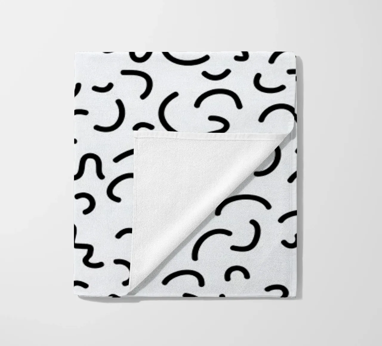 Memphis Squiggle telo mare da Charlotte Winter