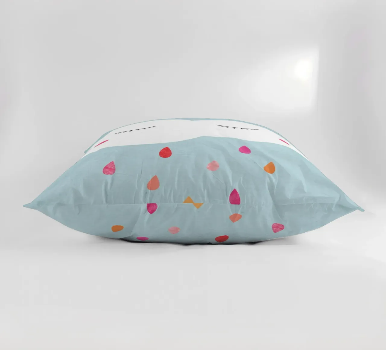Wolke mit buntem Regen cuscino da BAINAI KIDS