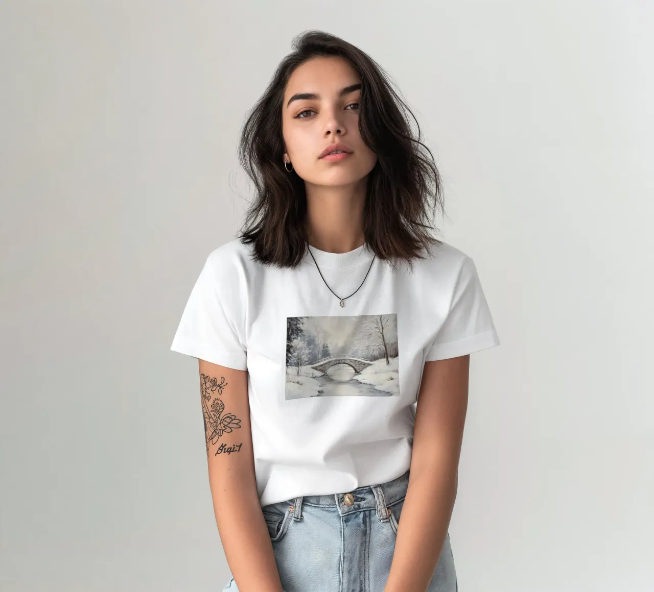 Ponte di pietra innevato in inverno t-shirt da Melloi Art Print