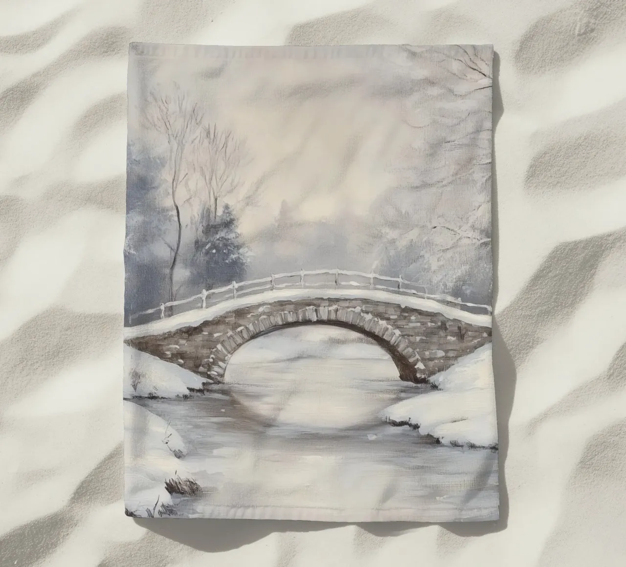 Ponte di pietra innevato in inverno telo mare da Melloi Art Print