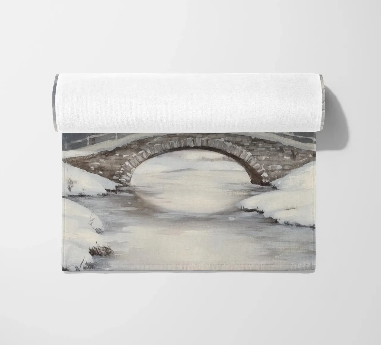 Ponte di pietra innevato in inverno telo mare da Melloi Art Print