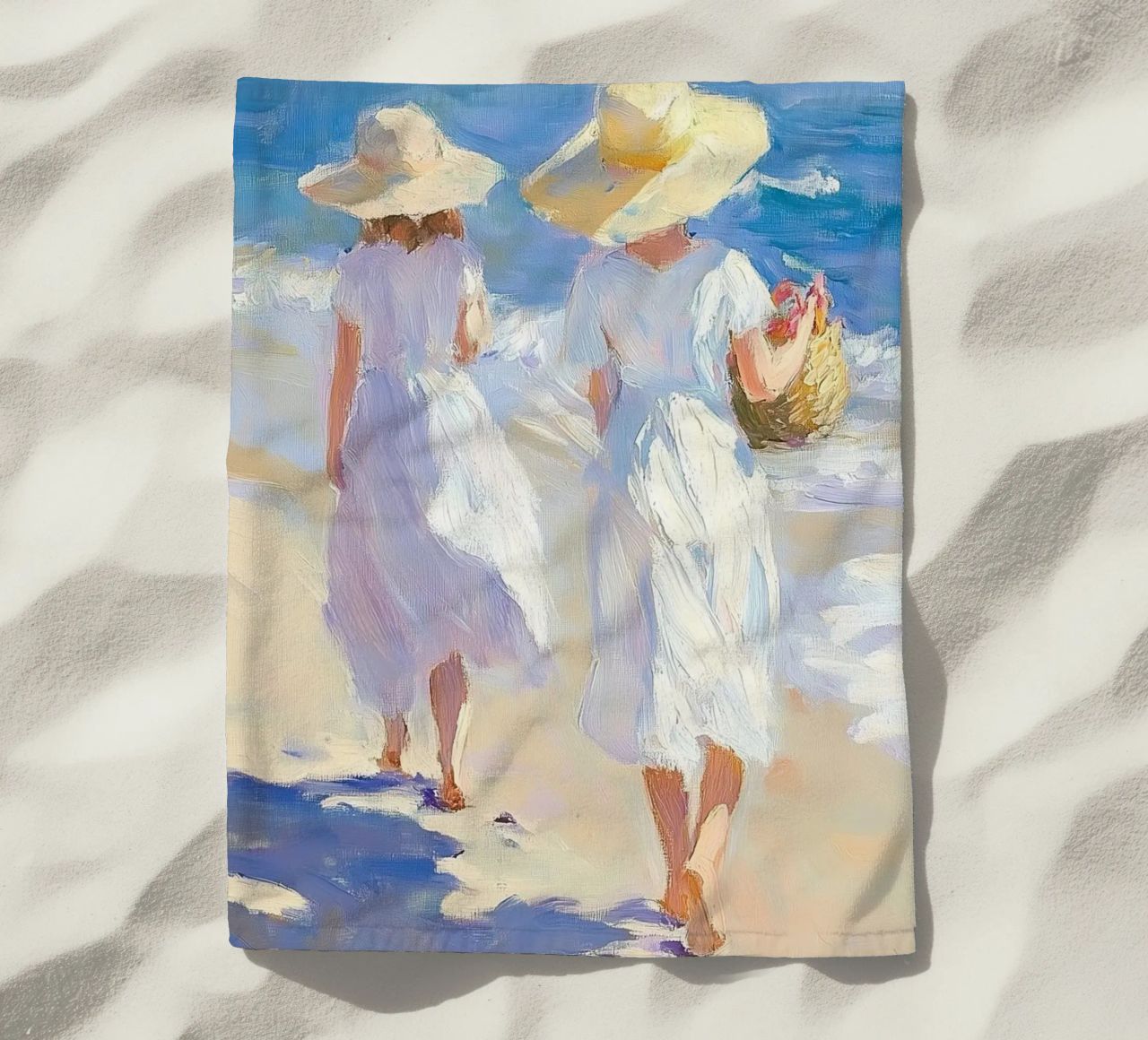 Donne che camminano su una spiaggia illuminata dal sole telo mare da Melloi Art Print